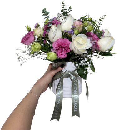 Arreglo Floral con Lisianthus Rosa y Rosas Blancas en Base