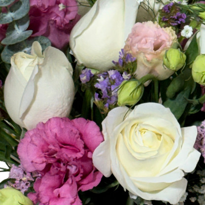 Arreglo Floral con Lisianthus Rosa y Rosas Blancas en Base