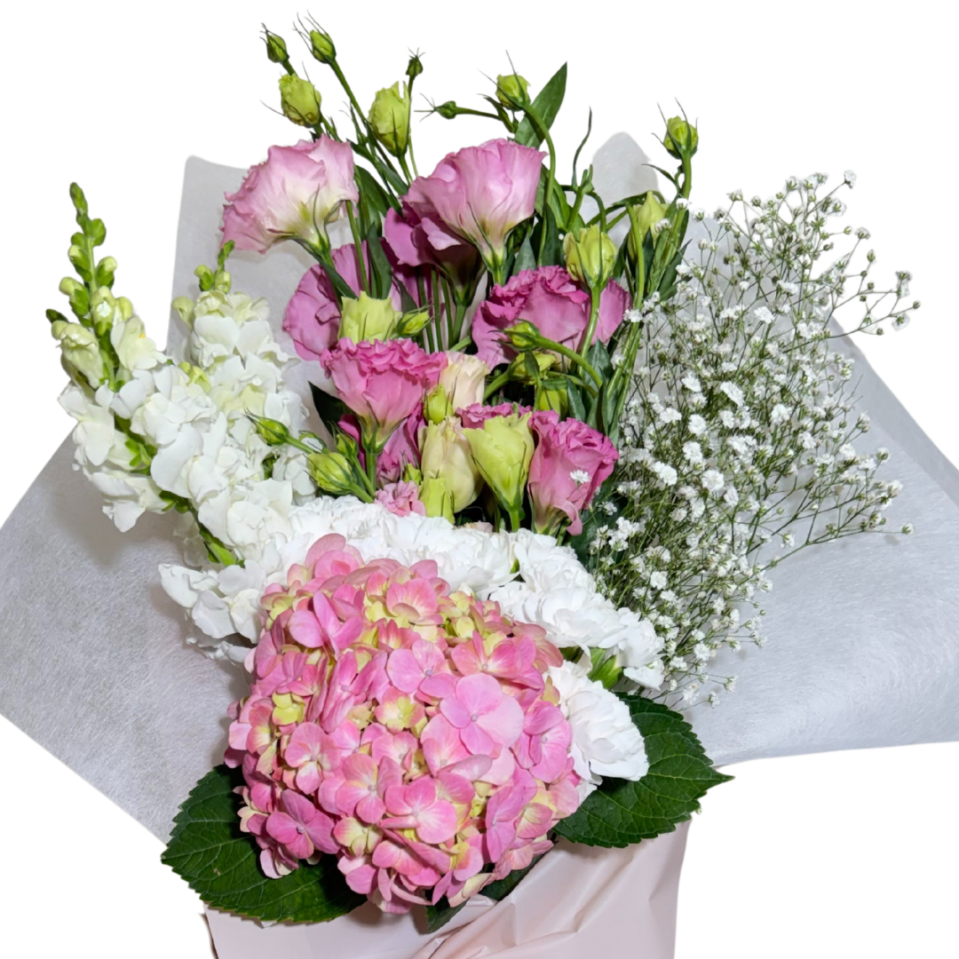 Ramo de Hortensia y Lisianthus Rosa con Clavelina y Perrito Blanco