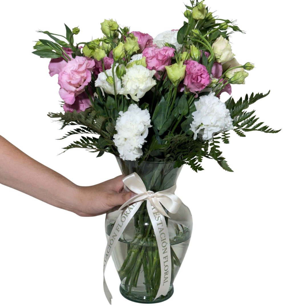 Lisianthus Rosa y Blanco en Florero con Follaje