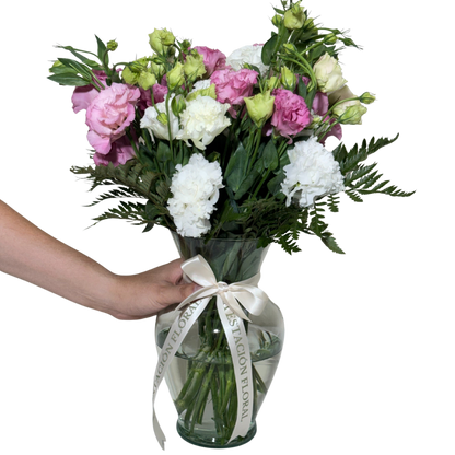 Lisianthus Rosa y Blanco en Florero con Follaje