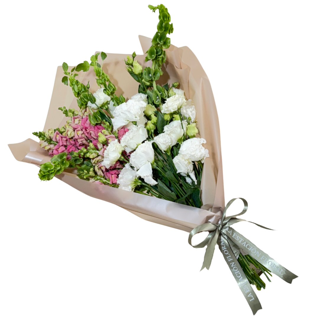 Ramo de Lisianthus Blanco con Perrito Rosa y Follaje