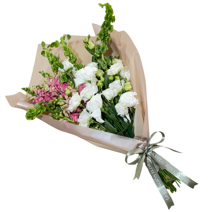 Ramo de Lisianthus Blanco con Perrito Rosa y Follaje