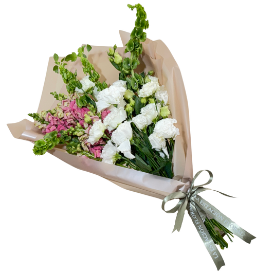 Ramo de Lisianthus Blanco con Perrito Rosa y Follaje