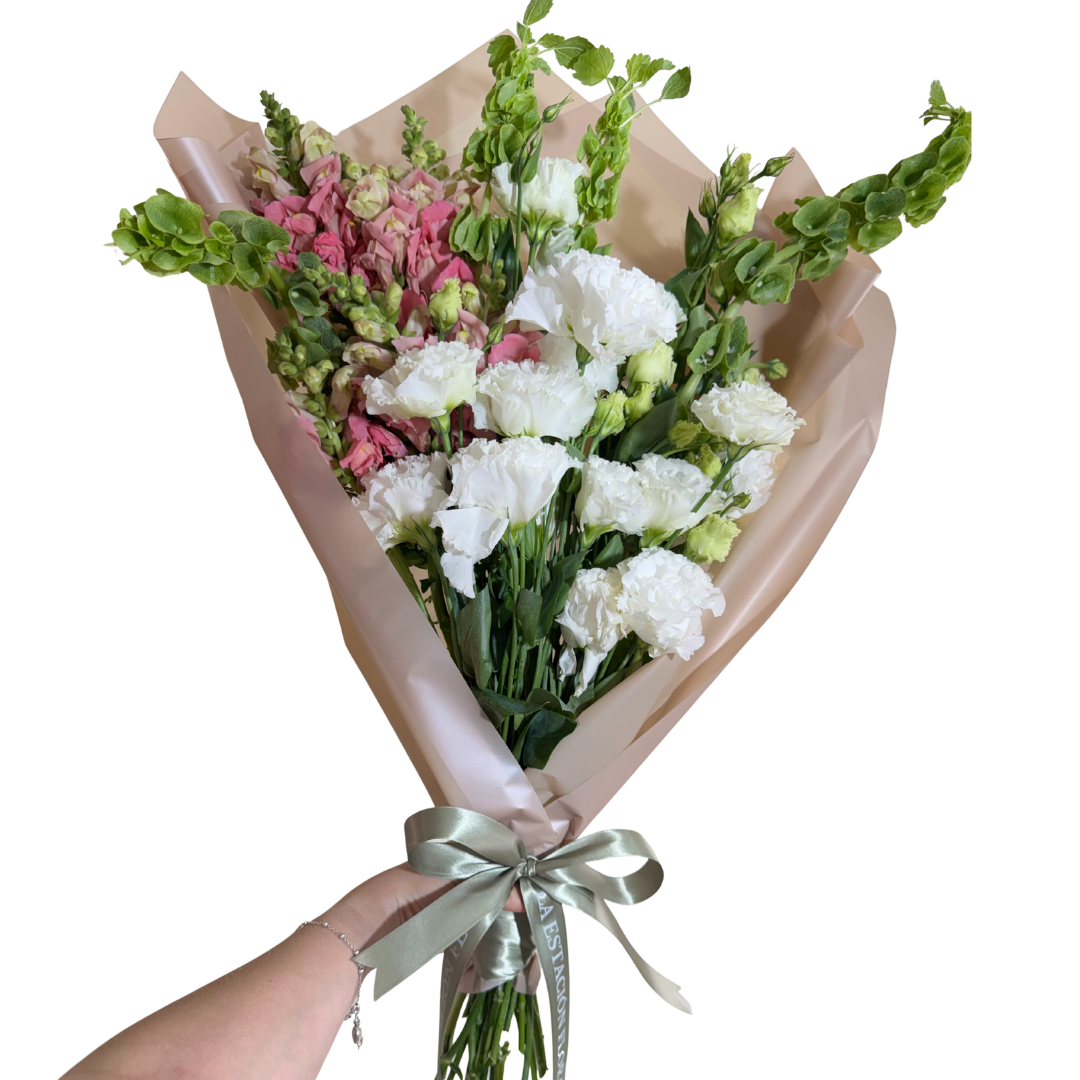Ramo de Lisianthus Blanco con Perrito Rosa y Follaje