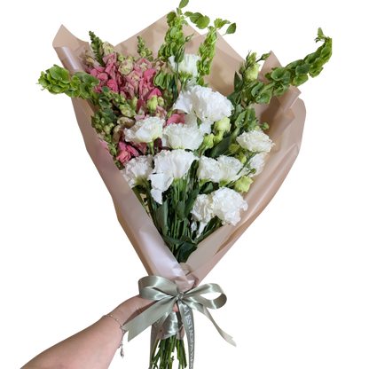 Ramo de Lisianthus Blanco con Perrito Rosa y Follaje