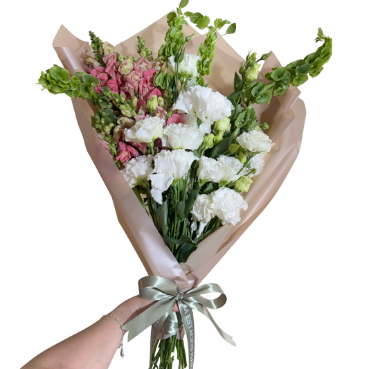 Ramo de Lisianthus Blanco con Perrito Rosa y Follaje