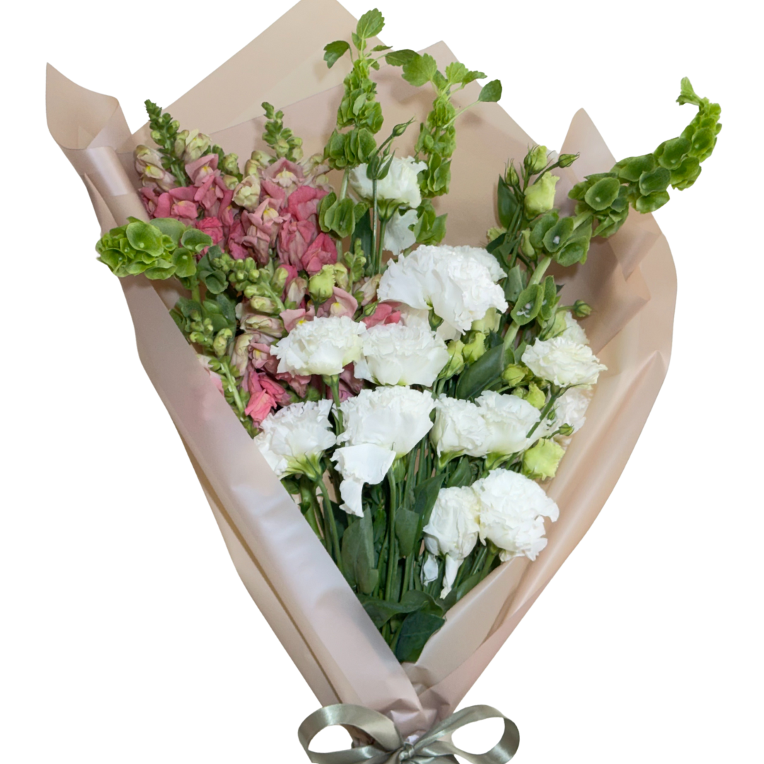 Ramo de Lisianthus Blanco con Perrito Rosa y Follaje