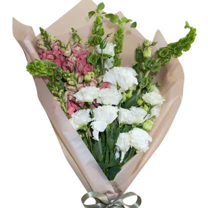 Ramo de Lisianthus Blanco con Perrito Rosa y Follaje