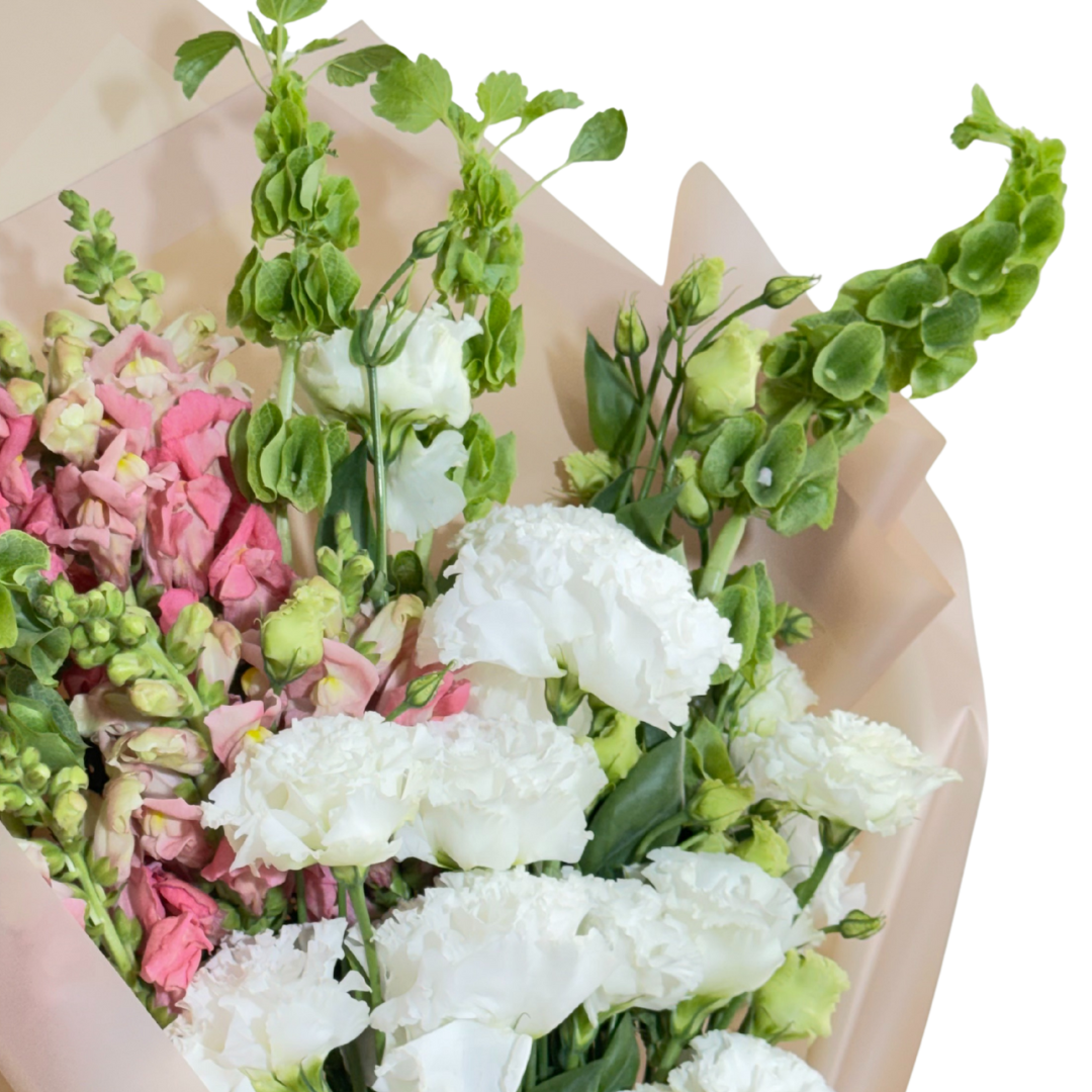 Ramo de Lisianthus Blanco con Perrito Rosa y Follaje