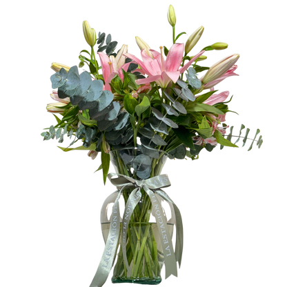 Lilis Rosas con Astromelias y Follaje en Florero