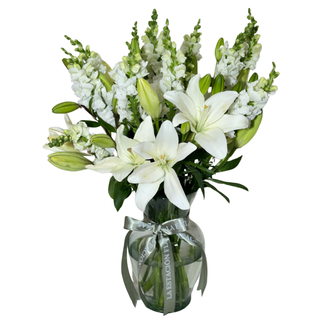 Lilis Blancas con Perrito en Florero