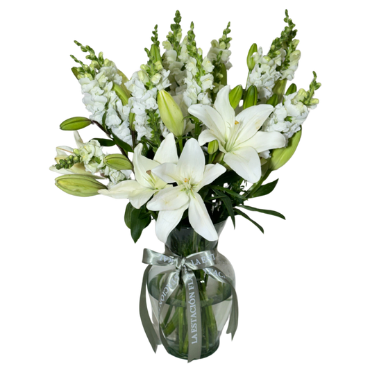 Lilis Blancas con Perrito en Florero