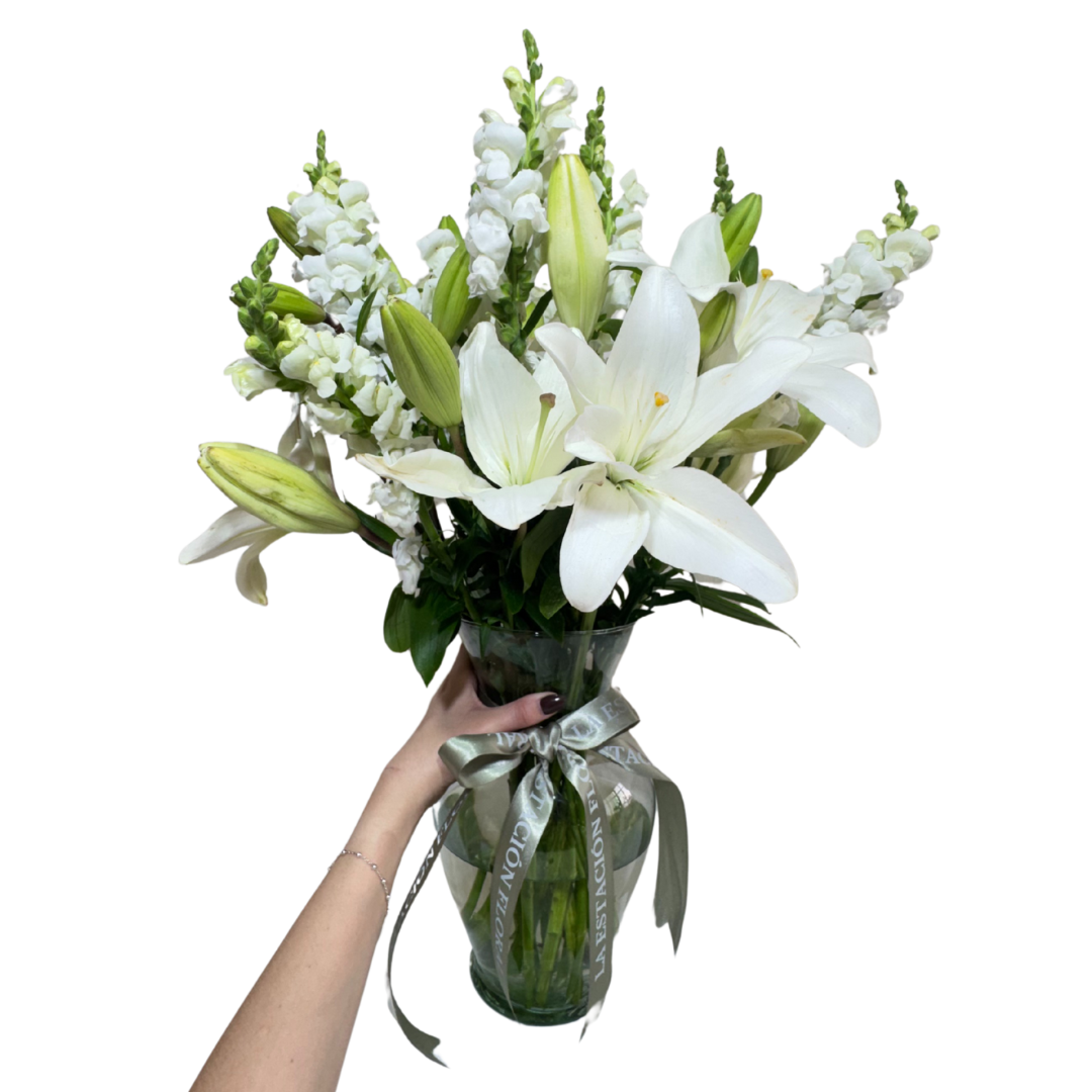 Lilis Blancas con Perrito en Florero