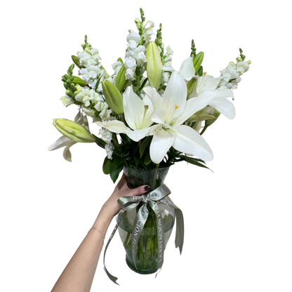 Lilis Blancas con Perrito en Florero