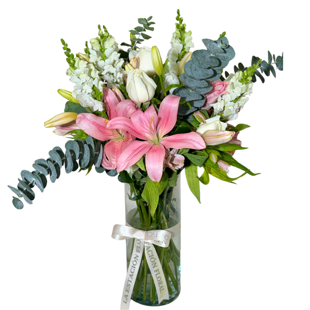 Lilis, Astromelias y Rosas con Follaje en Florero