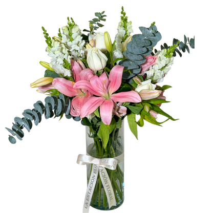 Lilis, Astromelias y Rosas con Follaje en Florero