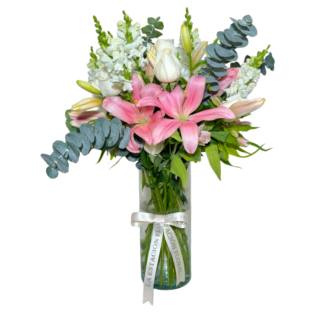 Lilis, Astromelias y Rosas con Follaje en Florero
