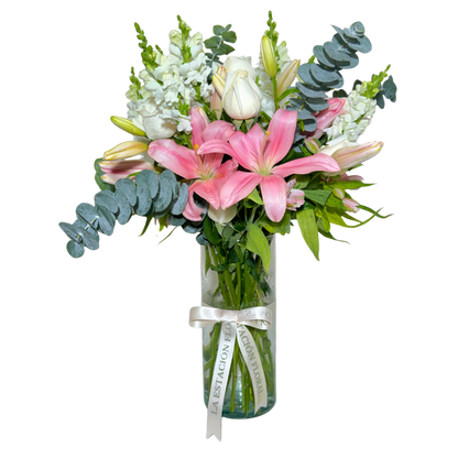 Lilis, Astromelias y Rosas con Follaje en Florero